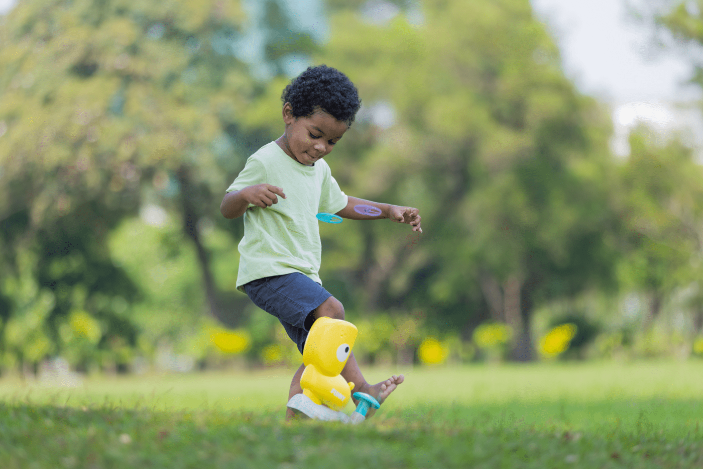 Enfant jouant sur une structure gonflable